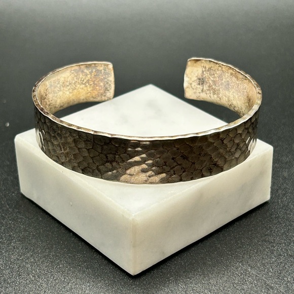 Silpada 925 Sterling Silver hammered cuff snake pattern bracelet #851 - Picture 1 of 8